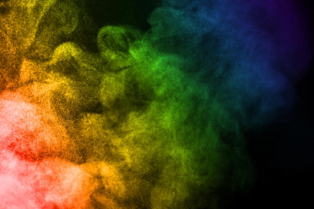 Vapor en colores del arco iris sobre fondo negro