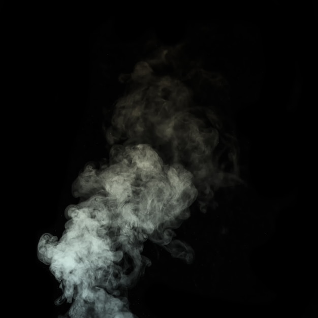 Vapor de colores, humo sobre fondo negro para agregar a tus imágenes. Humo, vapor, fragancia e incienso perfectos para tus fotos. Crea fotos místicas de Halloween. Fondo abstracto, elemento de diseño