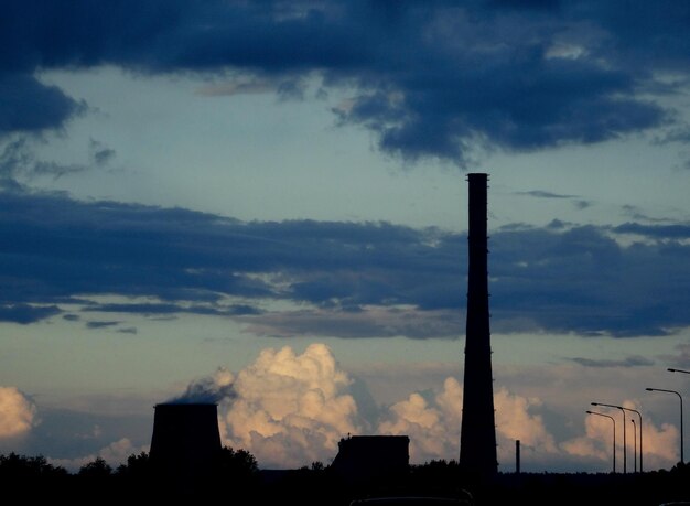 Vapor da torre de resfriamento da central térmica na noite de verão