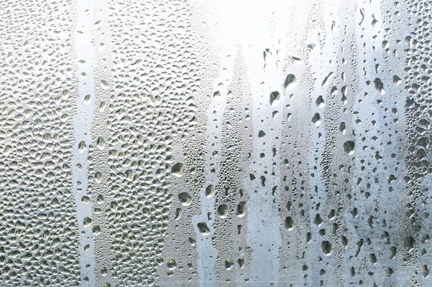 Vapor de água no vidro frio da janela Fundo de inverno