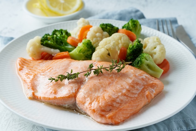 Vapor de salmão e legumes, paleo, ceto, fodmap, dieta do traço. comida mediterrânea com peixe