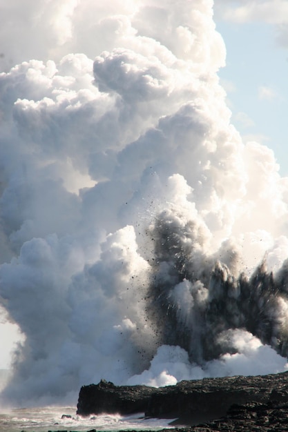 Foto el vapor se eleva desde un géiser en la orilla del mar