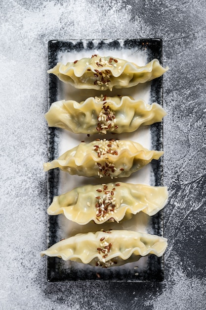 Vapor gyoza japonesa en un plato de cerámica.