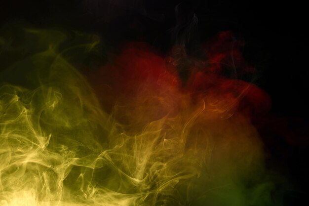 Vapor naranja y rojo sobre fondo negro Copiar espacio