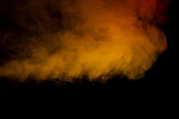 Vapor naranja y rojo sobre un fondo negro