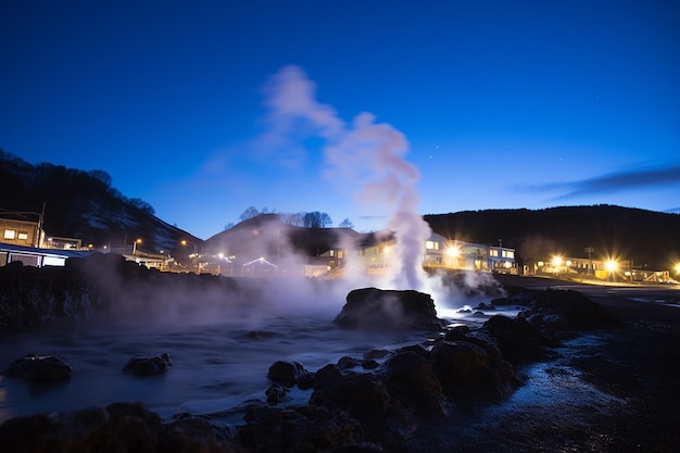 Vapor que surge de una fuente geotérmica en Natural Springs