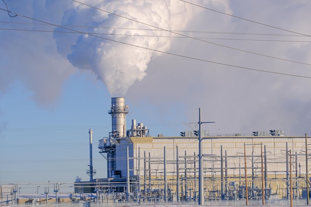 Vapor saliendo de la chimenea de la central eléctrica Generación de energía