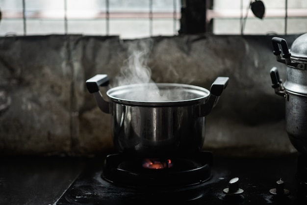 Vapor sobre la olla en la cocina