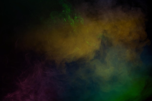 Vapor verde y rosa sobre un fondo negro