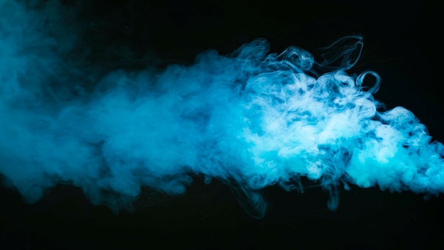 Vapores de arte de fumaça azul sobre fundo preto