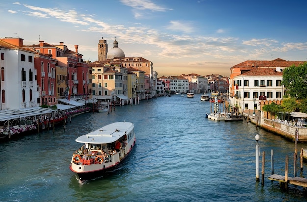 Vaporetto am Canal Grande in Venedig, Italien