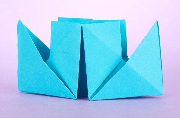 Foto vaporizador de papel origami em fundo roxo