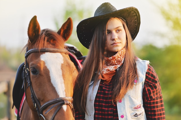 Vaqueira e cavalo