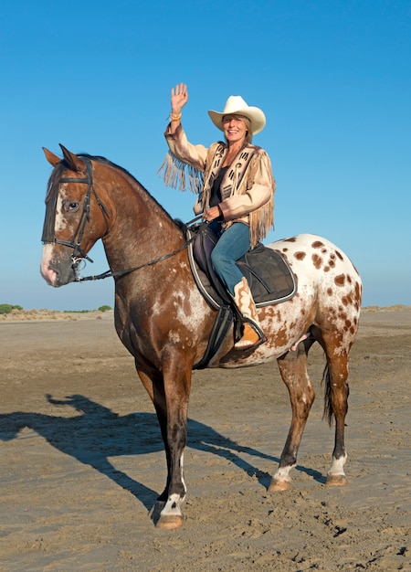 vaqueira em cavalo appaloosa