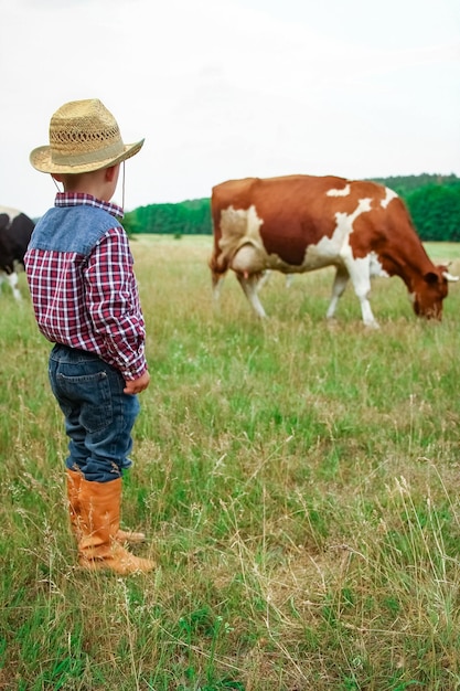 Vaquero bebé feliz en la naturaleza