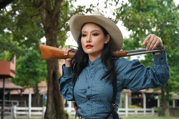 Vaquero brutal fuma un cigarro cultura del salvaje oeste