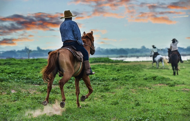 Foto vaquero a caballo. rancho