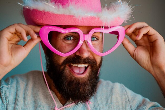 Vaquero divertido hombre feliz con gafas rosas divertidas sonrisa cara primer plano guapo sonriente joven positivo