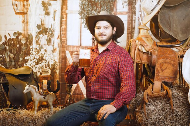 vaquero, hombre, con, camisa roja, en, vaquero, etapa