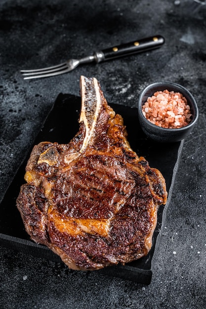 Vaquero a la parrilla o ojo de costilla con filete de ternera con hueso Fondo negro Vista superior