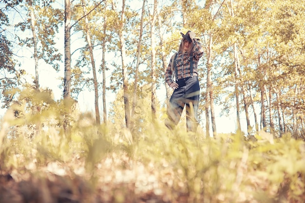 Vaquero con sombrero en un campo en otoño