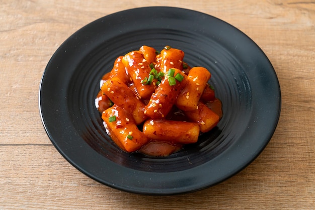 Vara de bolo de arroz coreano em molho picante (tteokbokki) - estilo de comida coreana