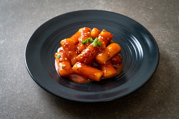 Vara de bolo de arroz coreano em molho picante Tteokbokki