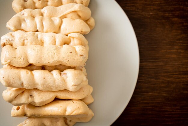 vara de merengue de amêndoas no prato - estilo de sobremesa de lanche francês