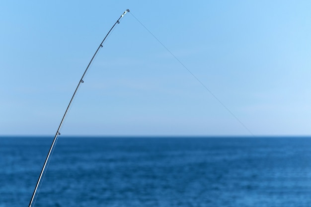 Vara de pesca contra o oceano azul