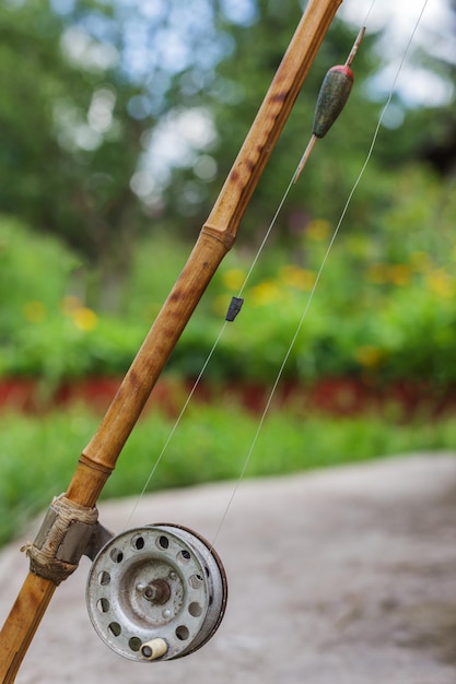 Foto vara de pesca velha no fundo da natureza