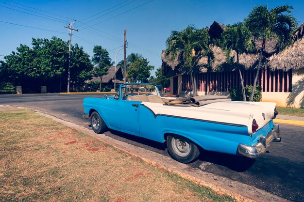 Varadero, Cuba. 1 de diciembre de 2019: un automóvil retro clásico está estacionado en la carretera en la ciudad turística de Varadero.