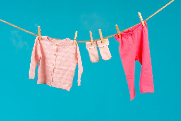 Foto varal com roupas de bebê fixadas close-up