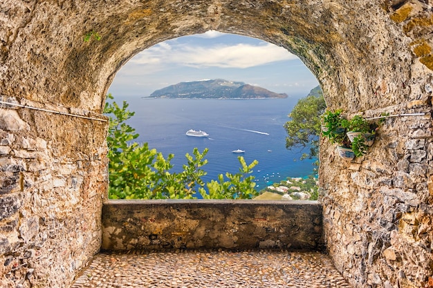 Varanda de arco de rocha cênica com vista para a bela Península de Sorrento da Baía de Capri de Nápoles Itália