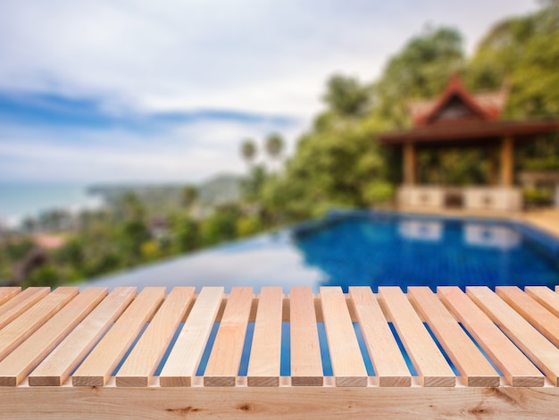 Foto varanda de madeira com fundo de piscina