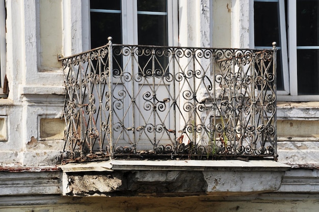 Foto varanda de uma casa antiga. parapeito estampado em tiras de metal dobradas. fundo, textura, design.