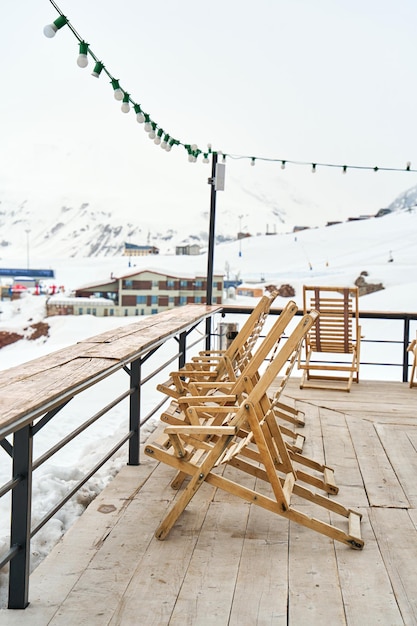 Varanda deserta para restaurante relaxante na estância de esqui no inverno