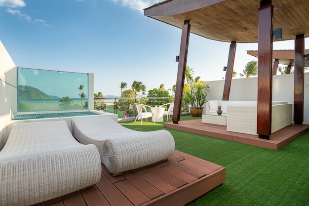 Foto varanda na cobertura externa com piscina e pavilhão