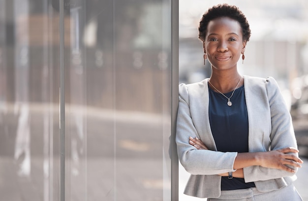 Varanda orgulhosa e retrato de uma contadora negra confiante e pronta para o crescimento ou desenvolvimento de empresas financeiras africanas corporativas e jovens funcionárias ou empreendedoras em empresas iniciantes na Nigéria