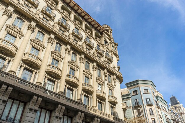 varandas com colunas de estilo coríntio, fachadas e arquitetura tradicional na cidade velha de Barcelona, Espanha