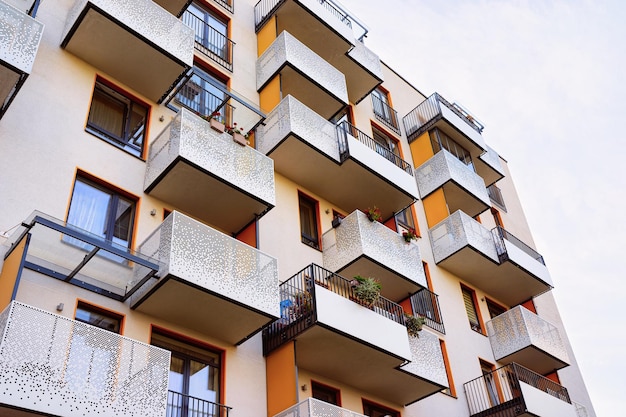 Varandas de apartamento em casa e casa conceito de arquitetura de edifício residencial moderno. Lugar para um espaço de cópia. Céu azul