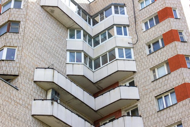 Varandas de cortiço de casa velha Edifício de vários andares