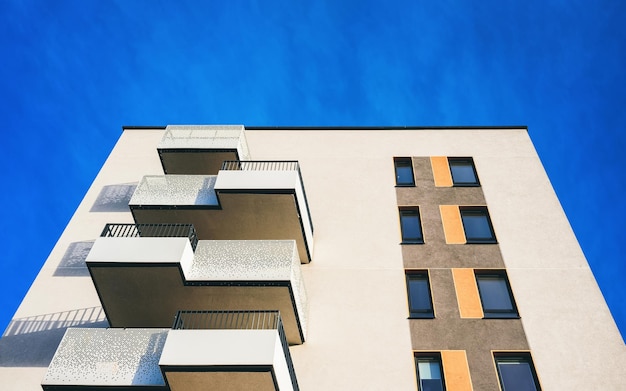 Varandas do conceito de arquitetura de prédio residencial moderno em casa de apartamento. lugar para espaço de cópia. céu azul