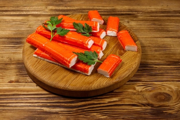 Varas de caranguejo na tábua na mesa de madeira