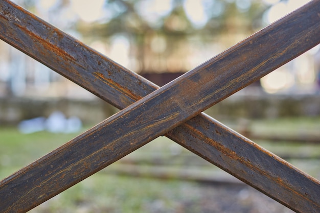 Foto varas de ferro em forma de letra x.