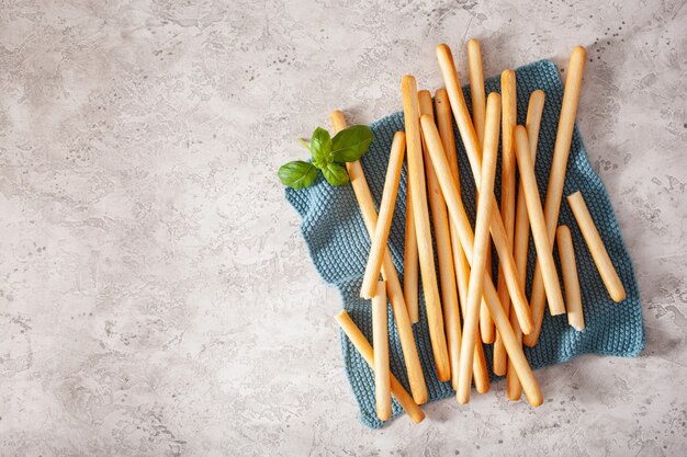 Varas de pão italiano crocantes de Grissini.