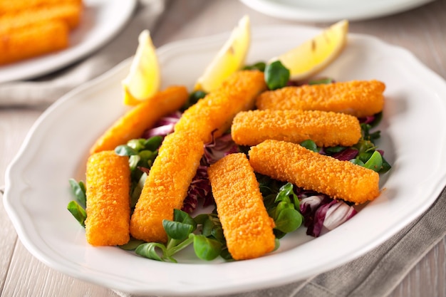 Varas de peixe com salada