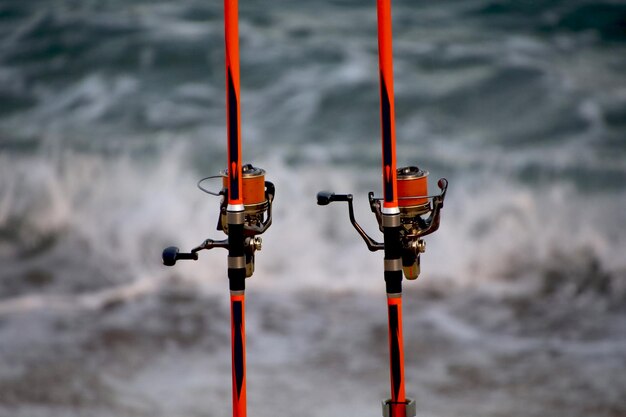 Varas de pesca com carretel, fundo do mar