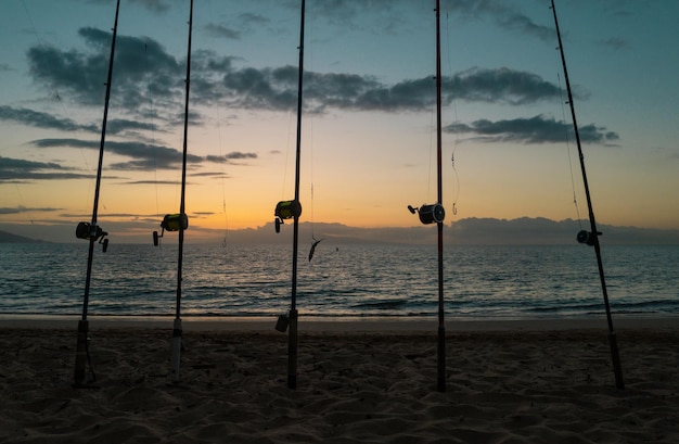 Foto varas de pesca sobre uma bela paisagem marinha no mar