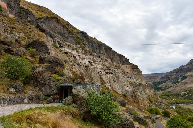 Foto vardzia, antigo mosteiro de cavernas na montanha erusheti, na margem esquerda do rio kura