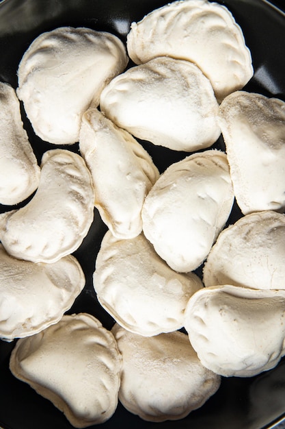 vareniki bolinhos recheados crus prontos para cozinhar refeição lanche na mesa cópia espaço fundo de alimentos